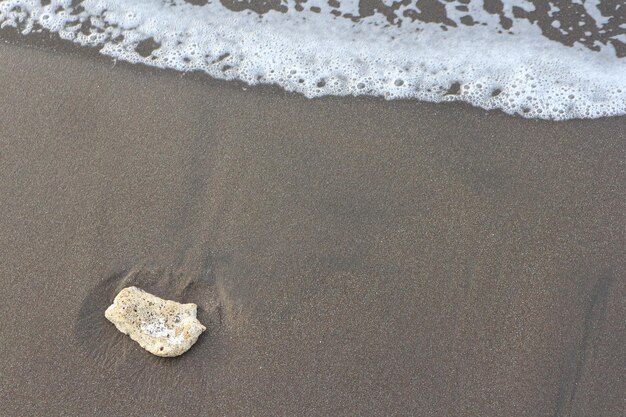 Miękka fala błękitny ocean na piaskowatej plaży. Tło.