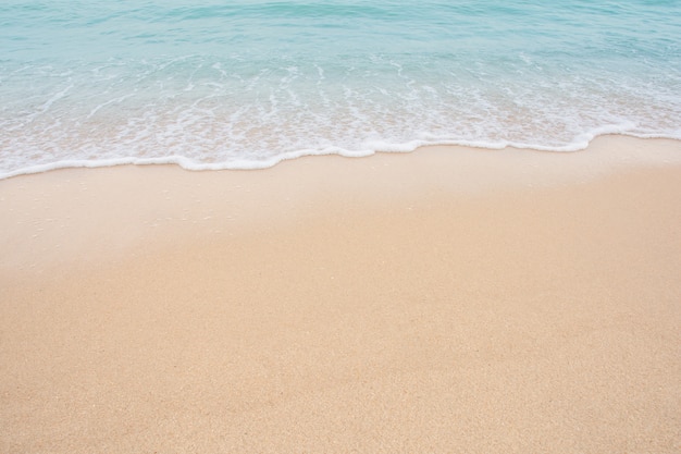 Miękka fala morza na pustej, piaszczystej plaży