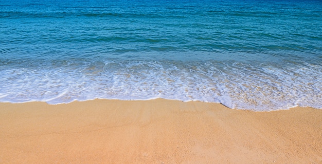 Miękka fala na koncepcji plaży latem