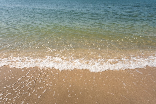 Miękka fala oceanu błękitnego oceanu na tropikalnej, piaszczystej plaży w tle lato
