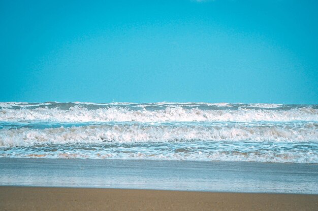 Miękka fala z bąbelkiem niebieskiego oceanu na białym piasku na tropikalnej plaży w sezonie letnim prosty tło plaży na lato Bąbelka niebieska fala z morza na piasek na plaży