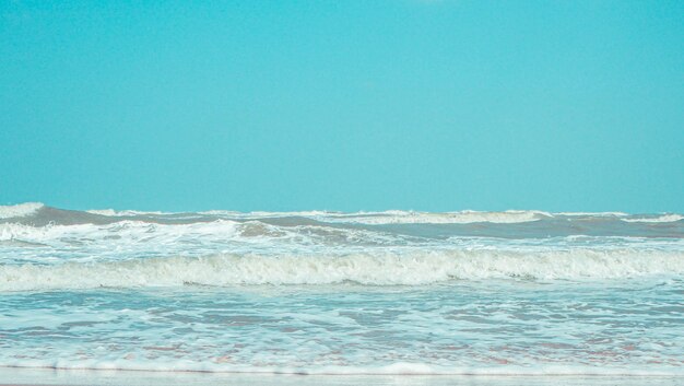 Miękka fala z bąbelkiem niebieskiego oceanu na białym piasku na tropikalnej plaży w sezonie letnim prosty tło plaży na lato Bąbelka niebieska fala z morza na piasek na plaży