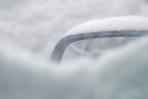 Miękki widok śniegu z okna samochodu zimą w śniegu. Selektywne skupienie światła dziennego.