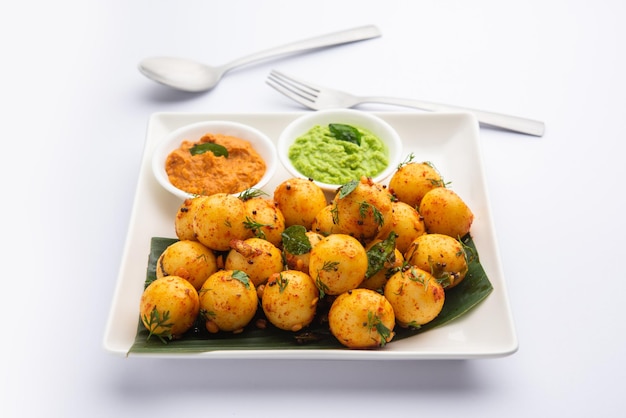 Miękkie i gąbczaste kulki Idli lub goli bezczynnie z zielonym i czerwonym sosem chutney z South Indian Food Recipe