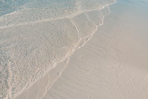Miękkie piękne fale oceanu na tle piaszczystej plaży. Tropikalna plaża, beztroska i inspiracja