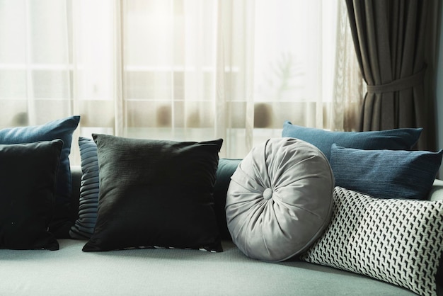 Miękkie, przytulne poduszki na nowoczesnej koncepcji projektowania domu w tle sofy