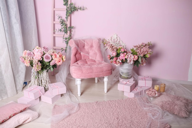 Miękkie różowe ozdoby pudełka na prezenty i krzesło