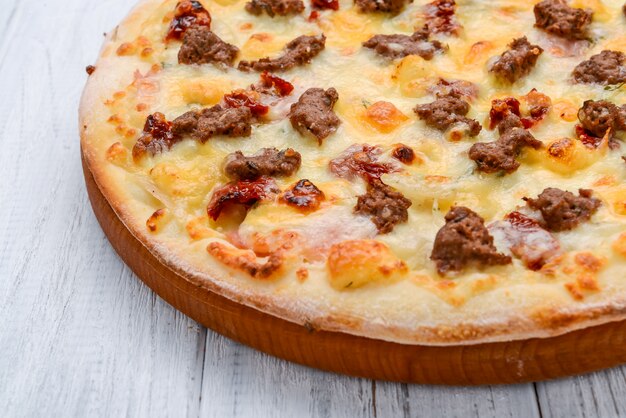 Mielona mięsna pomidorowa czerwonej cebuli pizza na drewnianej powierzchni