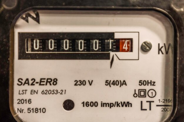 Zdjęcie miernik energii elektrycznej mierzący zużycie energii.