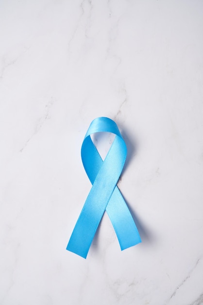 Miesiąc świadomości raka prostaty dla dorosłych Mężczyzna trzymający światło Niebieska wstążka