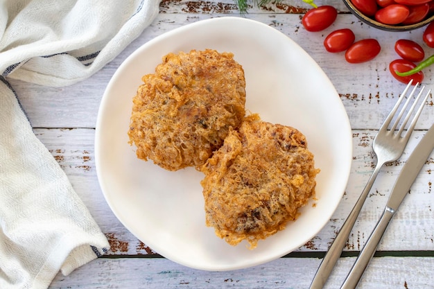 Mięsne kulki w stylu tureckim, przysmaki kuchni tureckiej, mięso smażone w kruchach chlebowych, lokalna nazwa Kadin Budu Kofte lub Mięsowe kulki na kobiece nogi, widok z góry