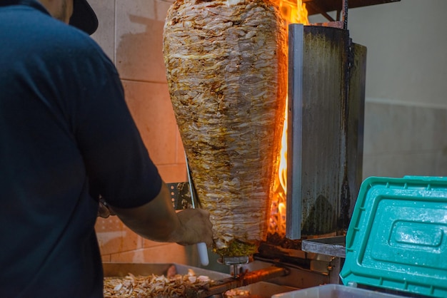 Mięsne trompo do tacos al pastor Meksykańskie jedzenie uliczne Marynowane mięso al pastor