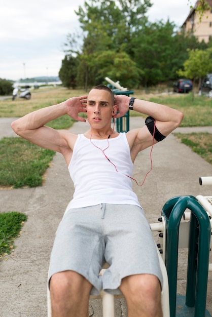 Zdjęcie mięśniowy mężczyzna podczas jego treningu outdoors
