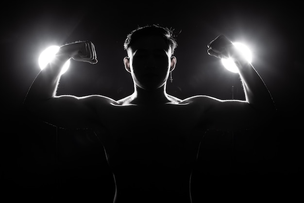 Mięśniowy Sprawność Fizyczna Mężczyzna ćwiczy Zdrowego Styl życia W Ciemnym Tło Sylwetki Plecy świetle