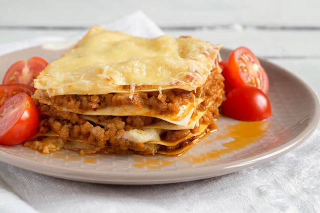 Mięsny Lasagna Na Drewnianym Tle.