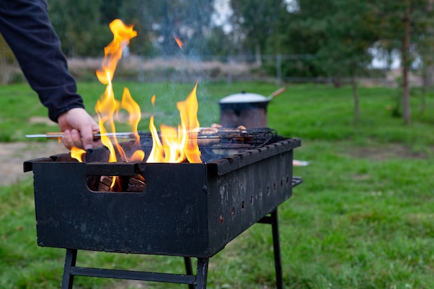 Mięso gotowane na grillu przy obracaniu przez człowieka