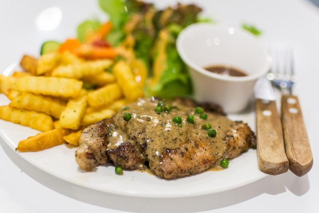 Mięso i curry z frytkami na talerzu