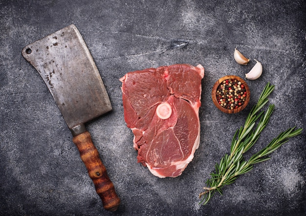 Mięso jagnięce z rozmarynem, przyprawami i tasakiem.