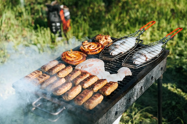 Mięso na grillu na polu latem