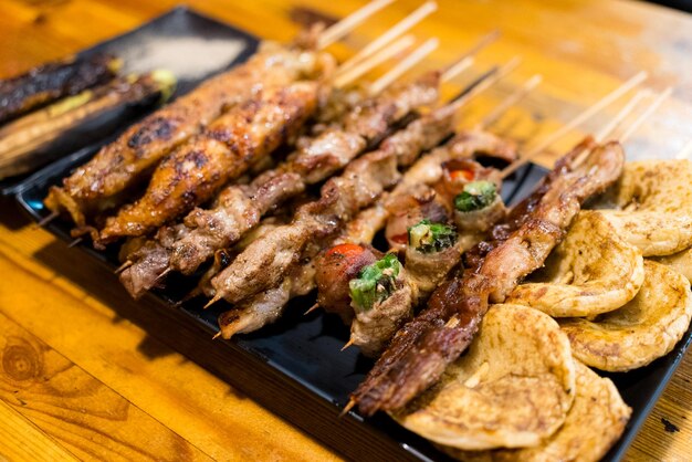Mięso satay na szczycie i na grillu