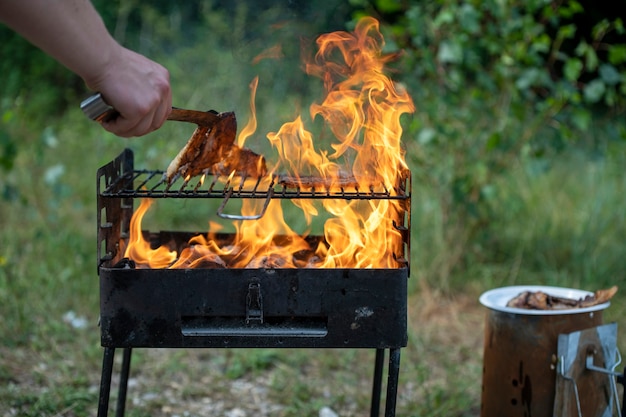Mięso smażone na płonącym grillu w warunkach polowych