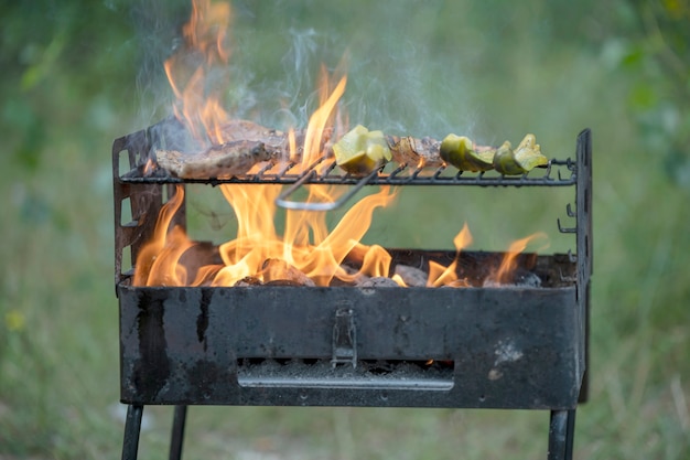 Mięso smażone na płonącym grillu w warunkach polowych