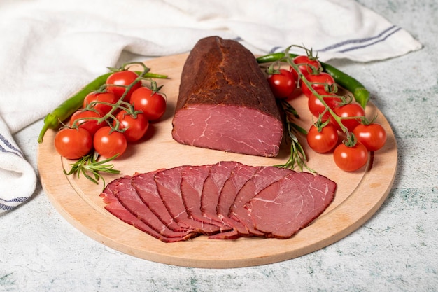 Mięso suche Na drewnianej desce na kawałkach suszonego i wędzonego mięsa