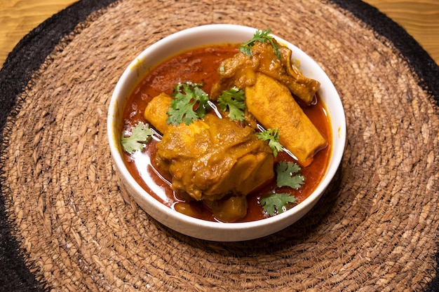 Mięso wołowe Nali Nihari lub Nolar Jhol podawane w naczyniu izolowanym na drewnianym tle widok boczny indyjskie przyprawy bangladeskie i pakistańskie jedzenie