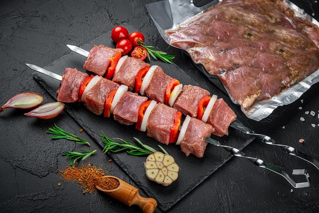 Mięso z grilla pakowane próżniowo na ciemnym tle