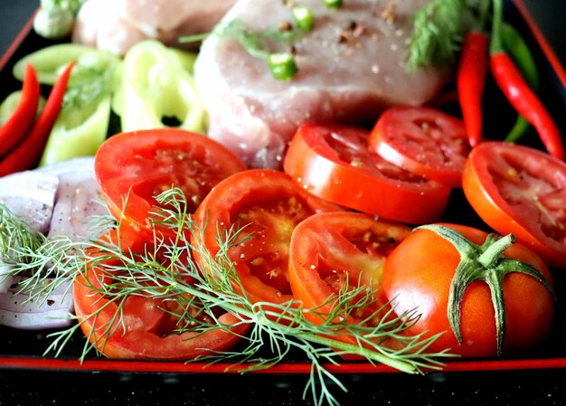 Mięso z warzywami i przyprawami cebula czerwona i zielona papryka imbir koperek