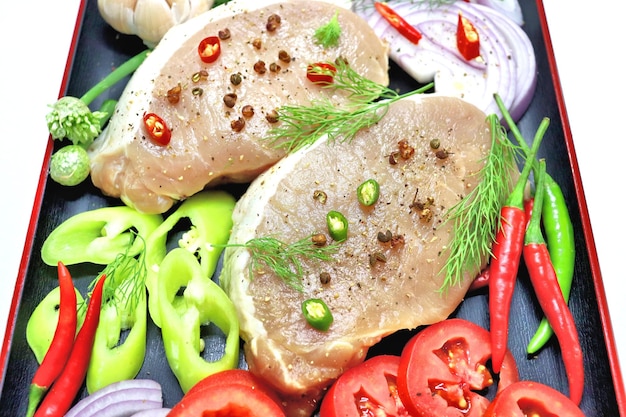 Mięso z warzywami i przyprawami, cebulą, czerwoną i zieloną papryką, imbirem, koperkiem