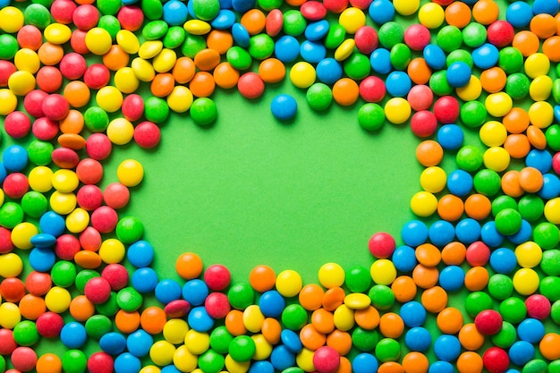 Mieszana kolekcja kolorowych cukierków na kolorowym tle Płaska ramka widoku z góry kolorowych cukierków pokrytych czekoladą