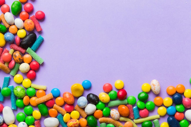 Zdjęcie mieszana kolekcja kolorowych cukierków na kolorowym tle płaska ramka widoku z góry kolorowych czekoladowo pokrytych cukierków