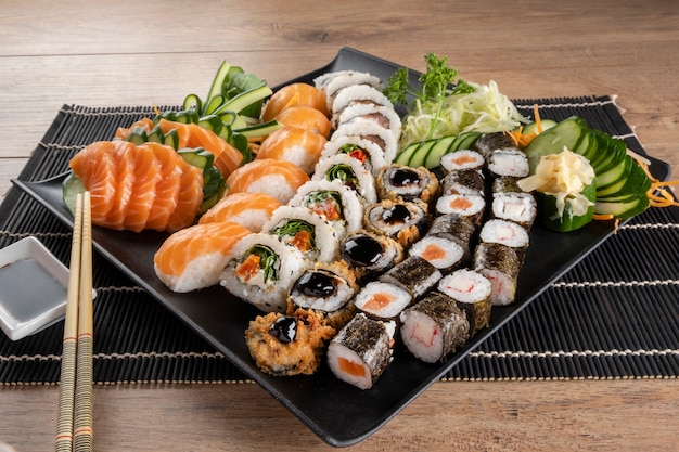 Mieszana rolka sushi i sashimi z łososia.