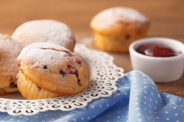 Mieszane muffiny z dżemem