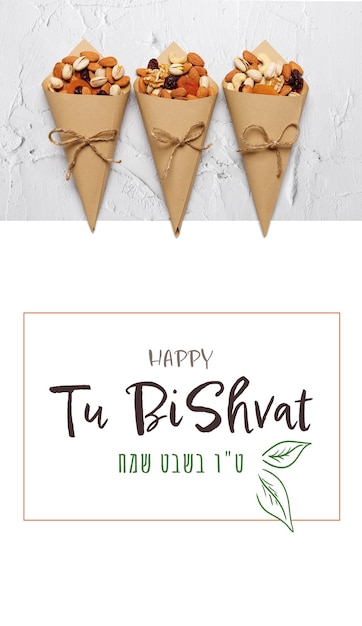 Mieszane orzechy i suszone owoce w Retro Kraft Paper Cones Pionowy baner z napisem Tu Bishvat w języku angielskim i hebrajskim