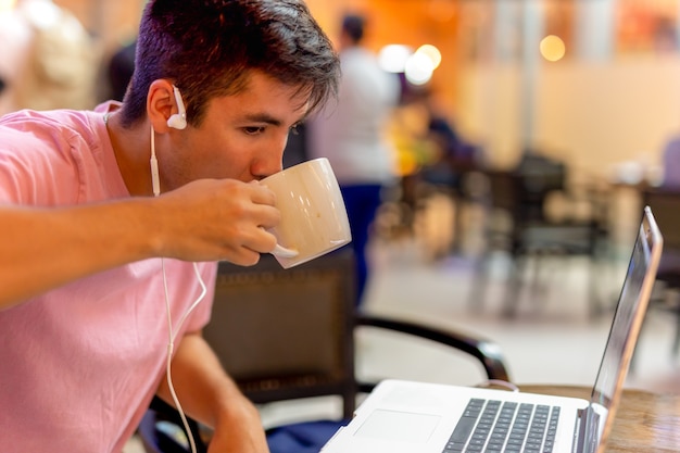 Mieszane Rasy Studen Picia Kawy Podczas Pracy Na Komputerze Lapt