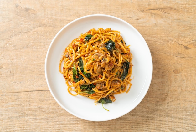 Mieszane smażone spaghetti z małżami i pastą chili w stylu fusion