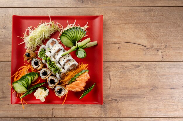 Mieszane Sushi Roll I Sashimi Z łososia Na Czerwonym Talerzu