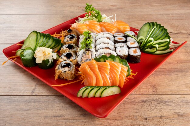 Mieszane Sushi Roll I Sashimi Z łososia Na Czerwonym Talerzu