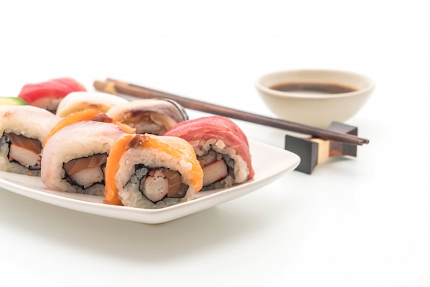 Mieszane sushi roll - japoński styl jedzenia