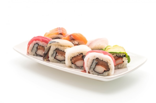 Mieszane sushi roll - japoński styl jedzenia