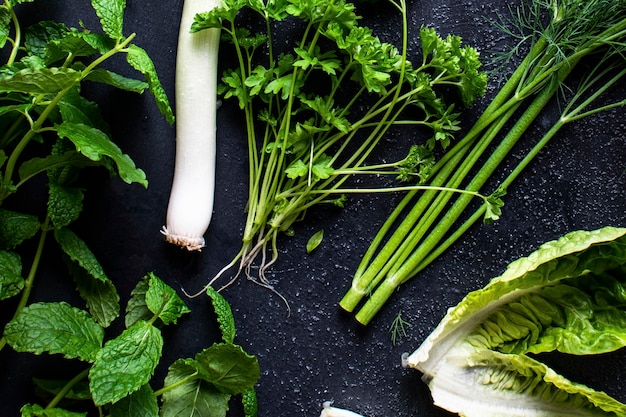 Mieszane zielone świeże organiczne zioła i sałatki flatlay