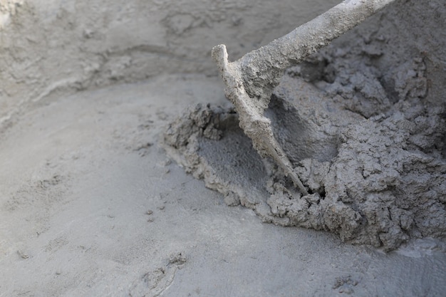 Mieszanie betonu to mieszanie mieszanek betonowych, takich jak cement, kamień lub żwir, piasek, woda i inne domieszki (takie jak domieszki do betonu).