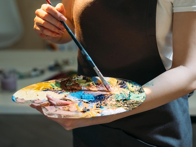Mieszanie kolorów artystka sztuki procesu twórczego