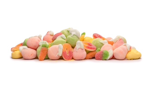 Mieszanka cukierków galaretkowych i marshmallows na białym tle