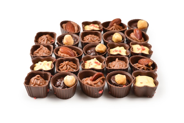 Mieszanka kolekcji smacznych cukierków czekoladowych.
