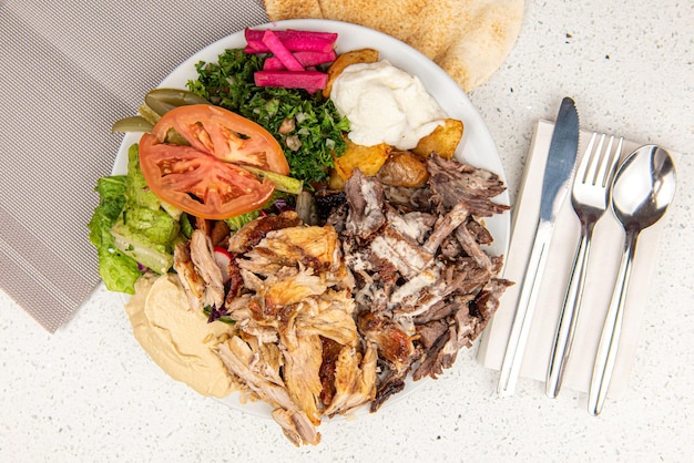 Mieszanka Mięsa I Kurczaka Shawarma Doner Na Talerzu Mieszanka Mięsa I Kurczaka Shawarma Plate Na Białym Tle