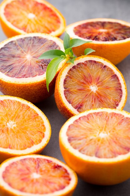 Mieszanka owoców cytrusowych pomarańczy, figi, limonki na szaro.
