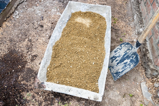 Mieszanka piasku i żwiru w kąpieli do produkcji betonu
